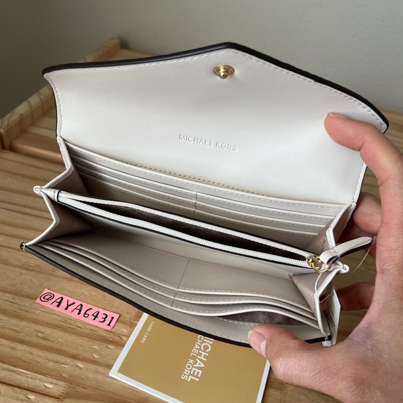 Michael Kors Wallet๐๐ - Picture 5 of 7